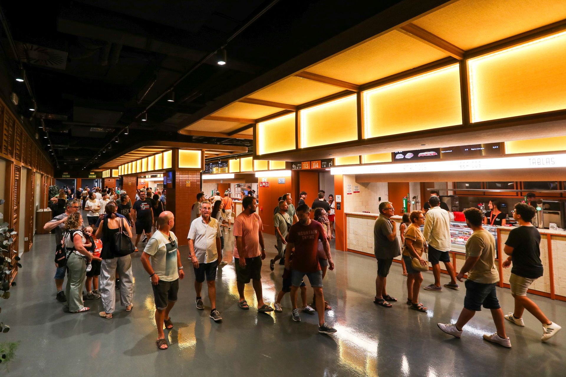 El Roig Arena prueba el modo baloncesto con los socios del Valencia Basket