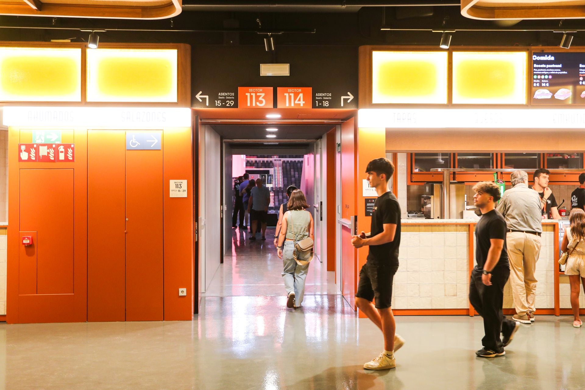 El Roig Arena prueba el modo baloncesto con los socios del Valencia Basket
