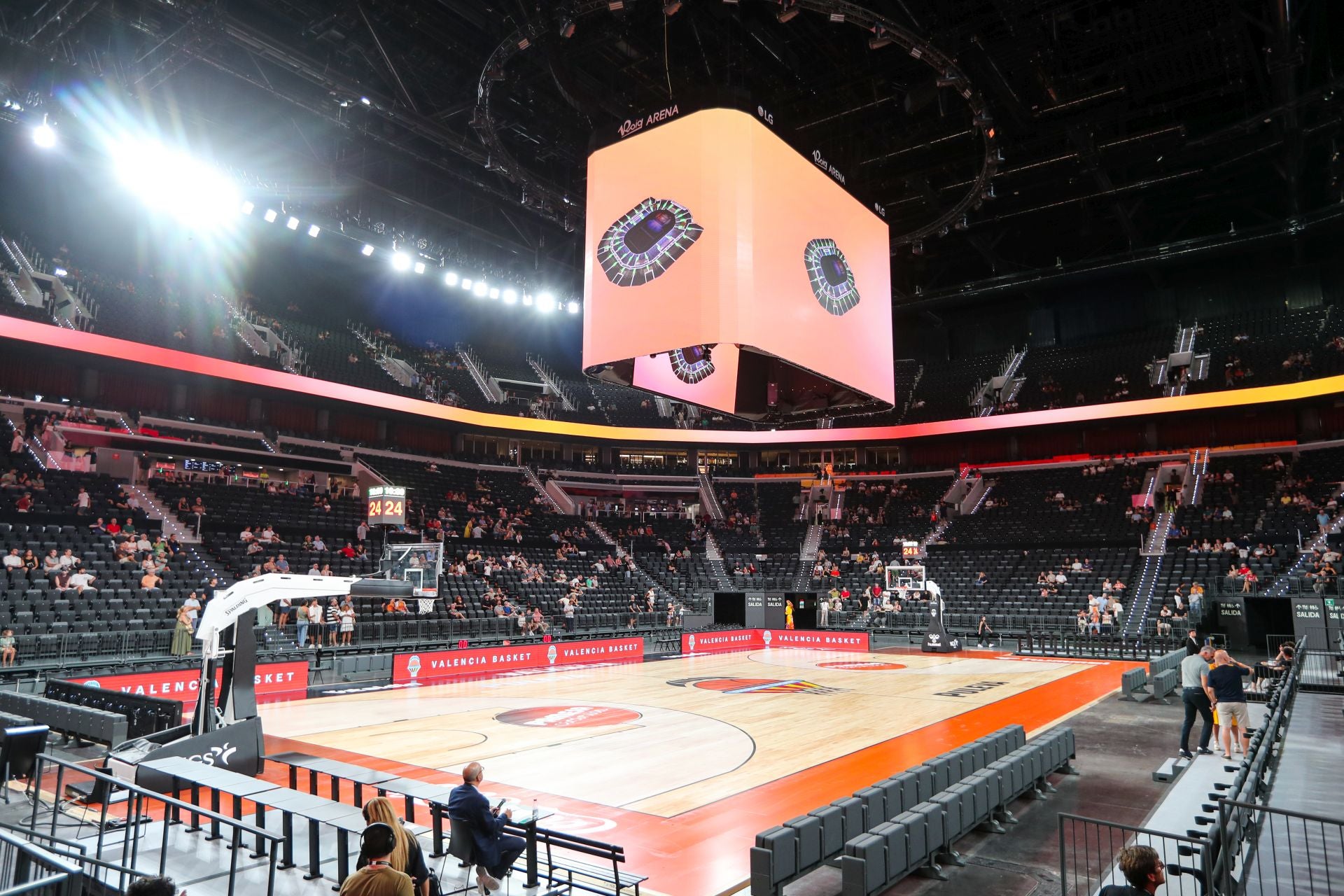 El Roig Arena prueba el modo baloncesto con los socios del Valencia Basket