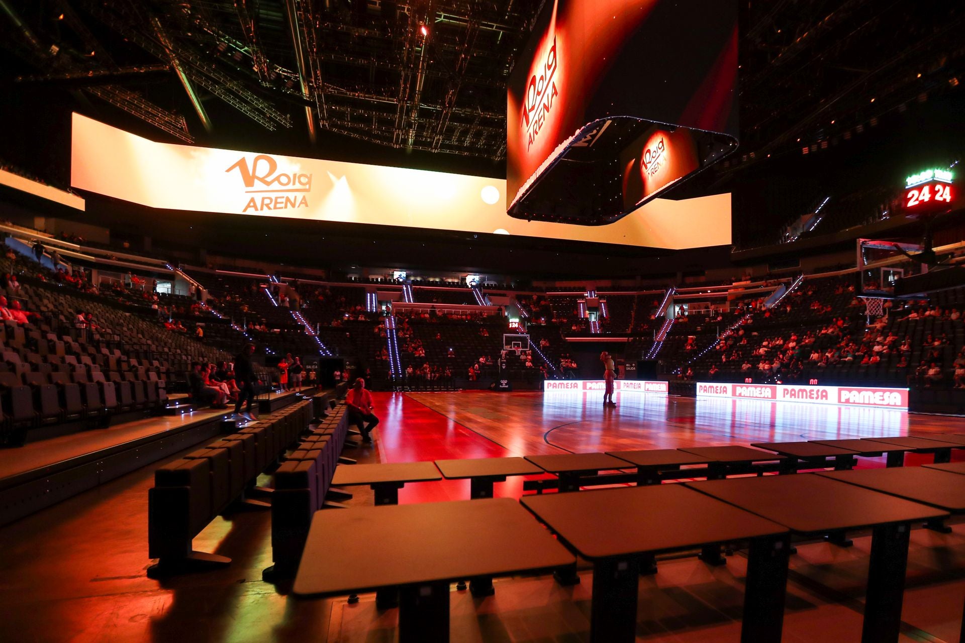 El Roig Arena prueba el modo baloncesto con los socios del Valencia Basket