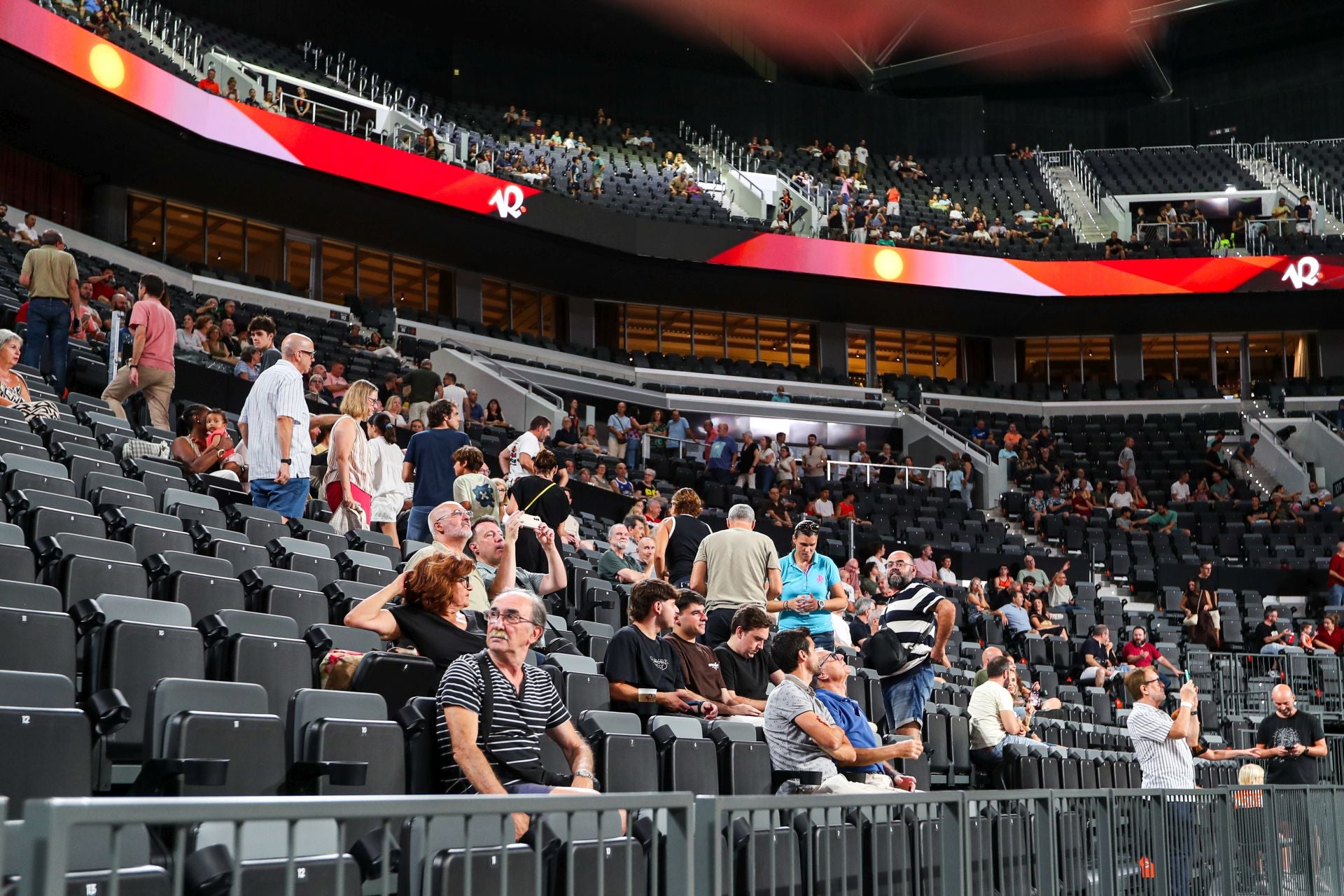 El Roig Arena prueba el modo baloncesto con los socios del Valencia Basket