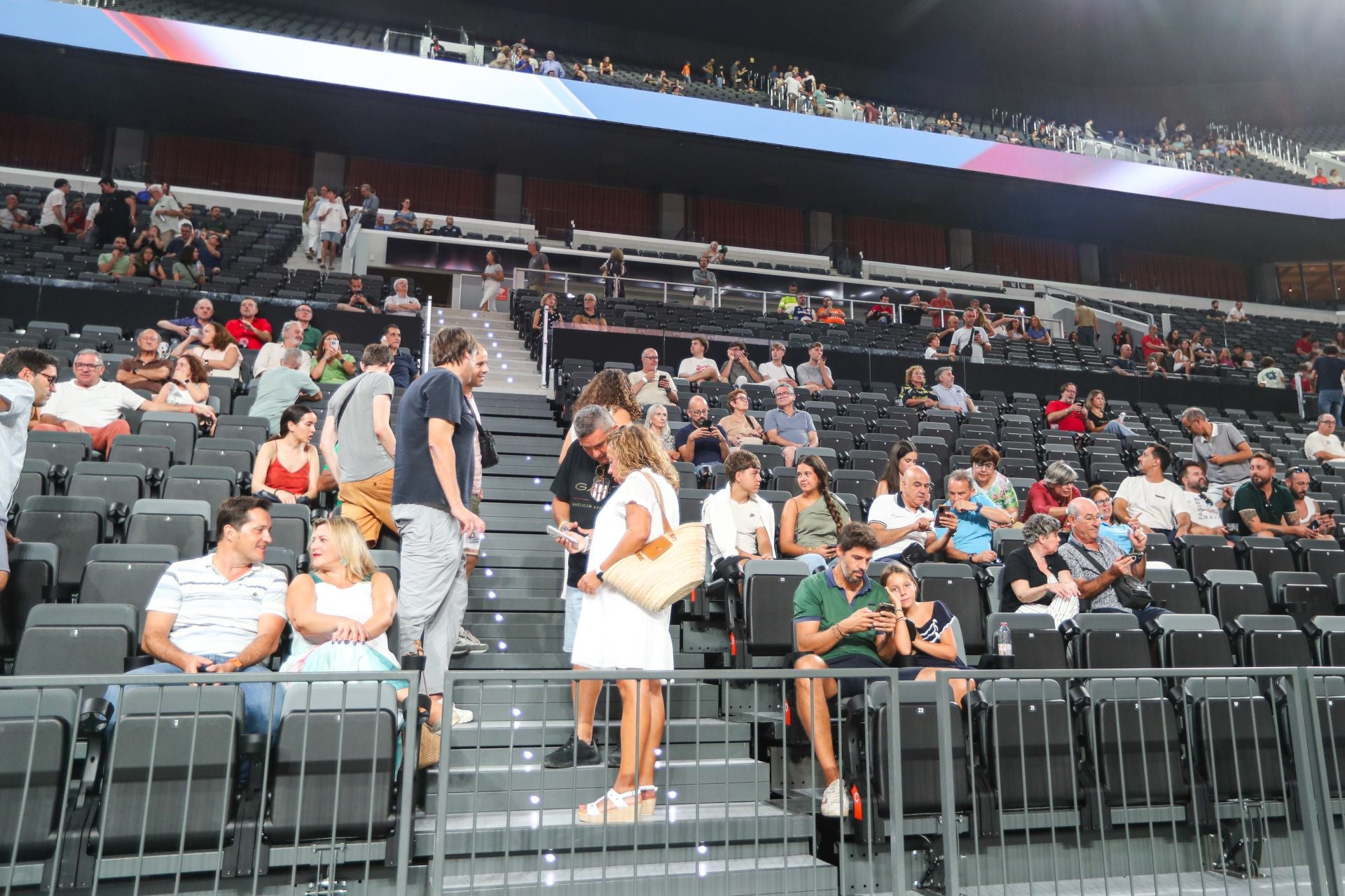 El Roig Arena prueba el modo baloncesto con los socios del Valencia Basket