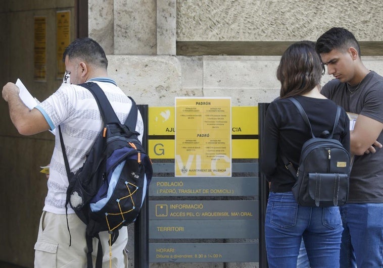 El Ayuntamiento de Valencia detecta una red para empadronar con documentos falsos a cambio de 1.500 euros