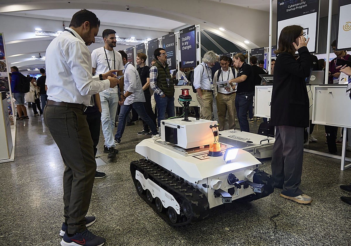 Un asistente conduce un robor en la Valencia Digital Summit de 2024.