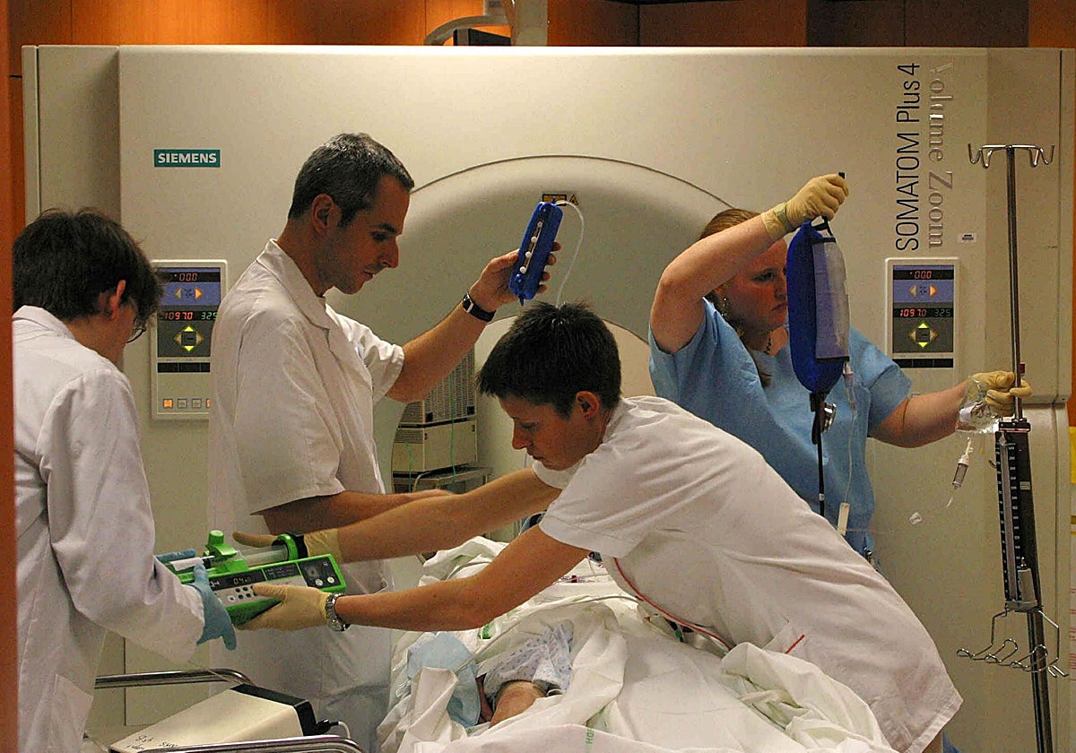 Un equipo médico prepara a un paciente para una prueba en el hospital.