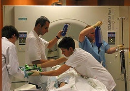 Un equipo médico prepara a un paciente para una prueba en el hospital.