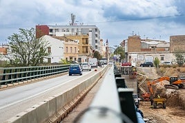 Obras en la pasarela de la CV-50.