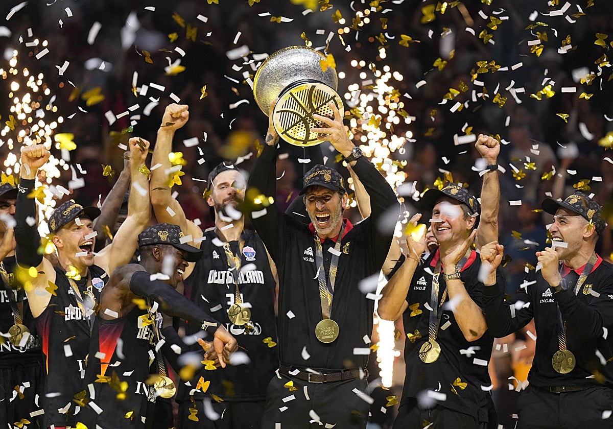 Álex Mumbrú levanta el título del Eurobasket conquistado en Riga por Alemania.