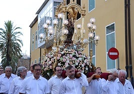 Procesión por las calles de la localidad.