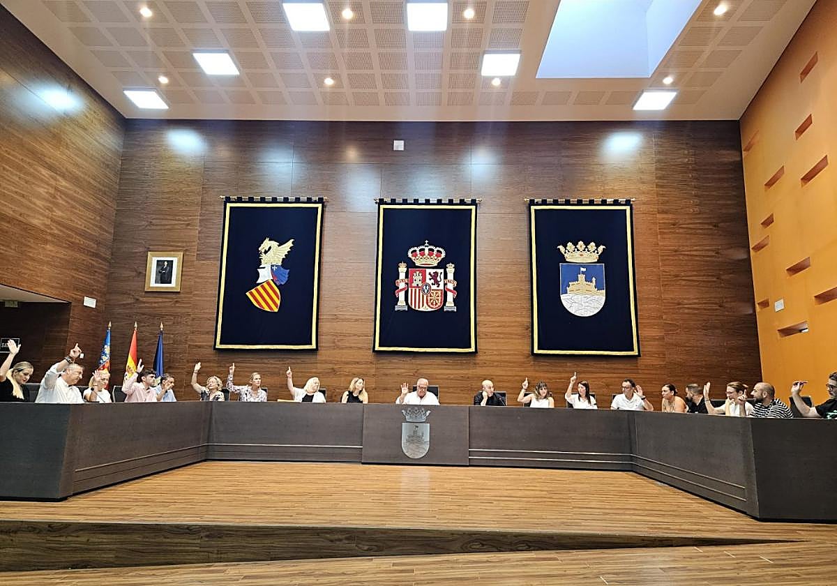 El pleno municipal reconoce el mérito de seis agentes de la Policía Local