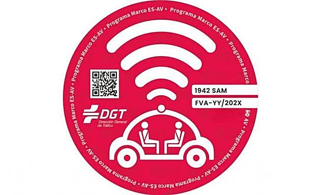 La nueva pegatina habilitada por la DGT para los vehículos autónomos en pruebas.