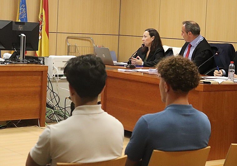 Dos de los tres acusados por violar a dos adolescentes que se fugaron de un centro de menores.