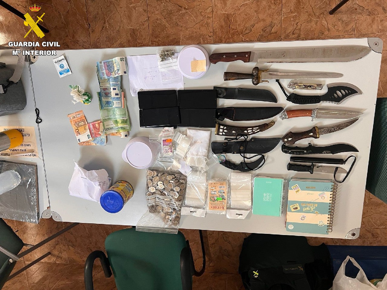 Parte de la droga y objetos requisados.