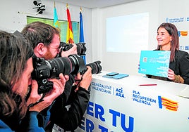 Ruth Merino posa ante las cámaras con el proyecto de presupuestos de 2025.