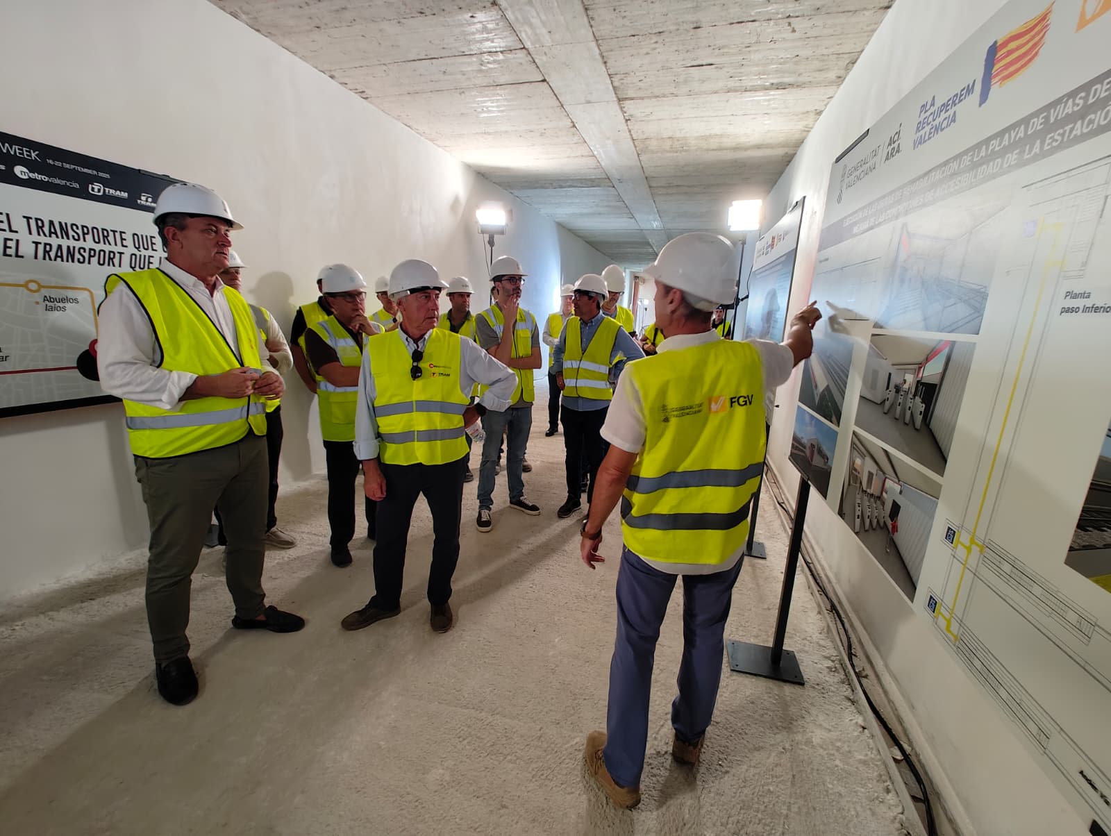 El conseller, en la visita a una de las obras de reparación del servicio.