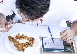 Un miembro del jurado en la edición del pasado año de la World Paella Day Cup prueba una de las propuestas presentadas.