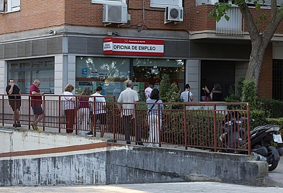 Varias personas hacen cola en una oficina del SEPE.