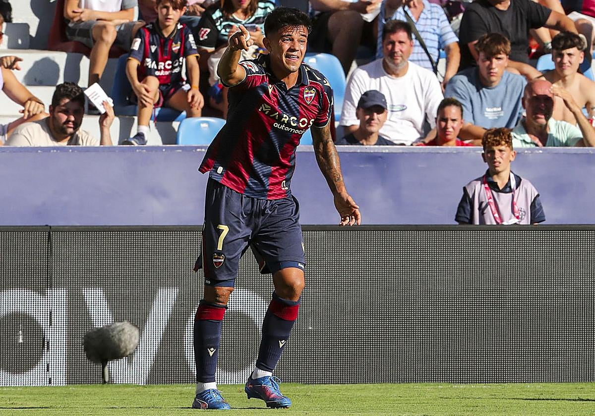 Roger Brugué, durante el partido del Levante ante el Betis.