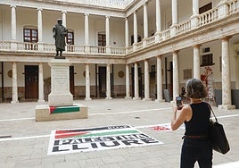 Pancartas y banderas en el claustro de la Nau, el pasado lunes.