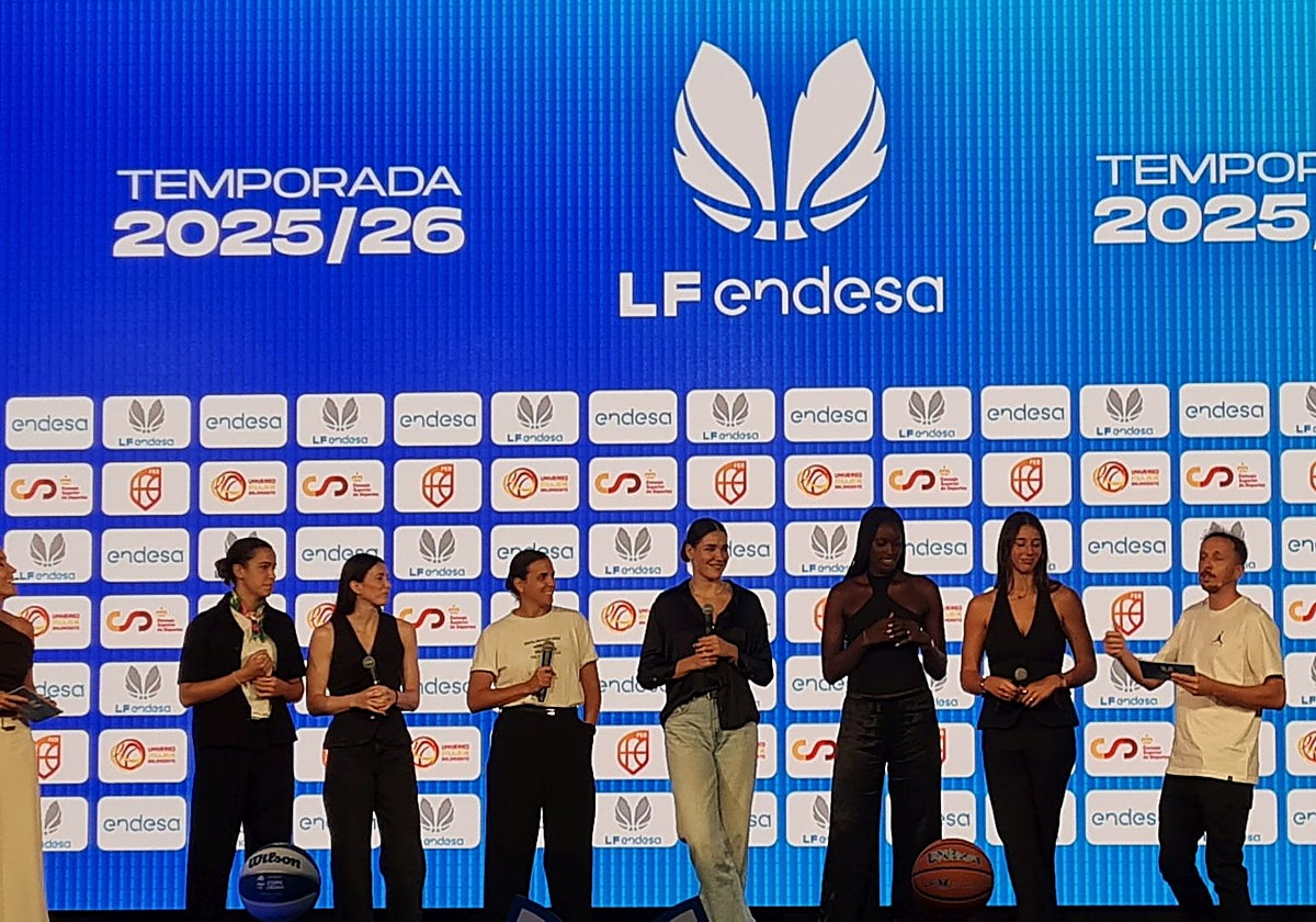 Awa Fam y Raquel Carrera, segunda y tercera desde la derecha, durante la presentación de la Liga Femenina Endesa.