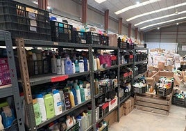 Almacén en Paiporta para el reparto de productos tras la dana.