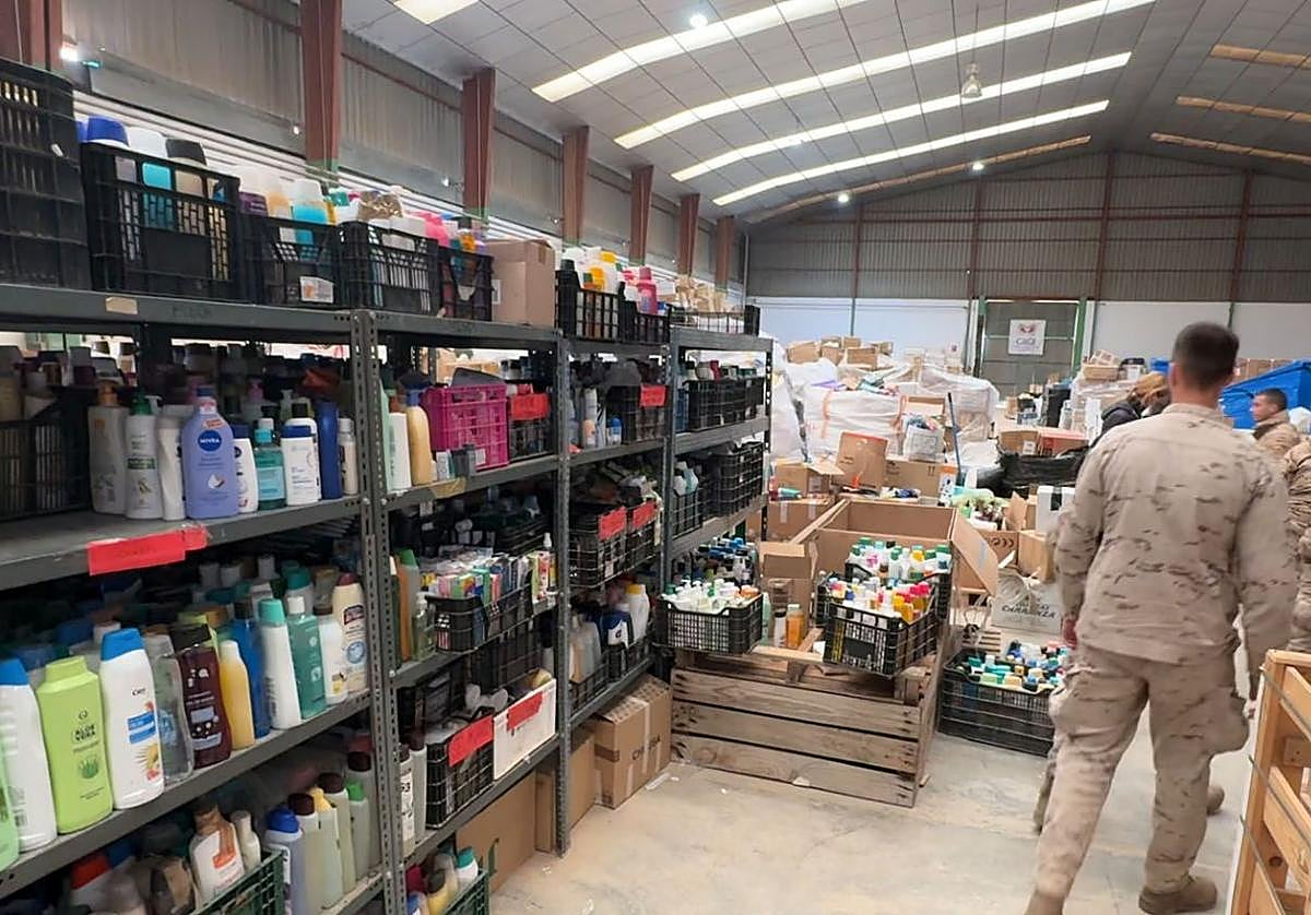 Almacén en Paiporta para el reparto de productos tras la dana.
