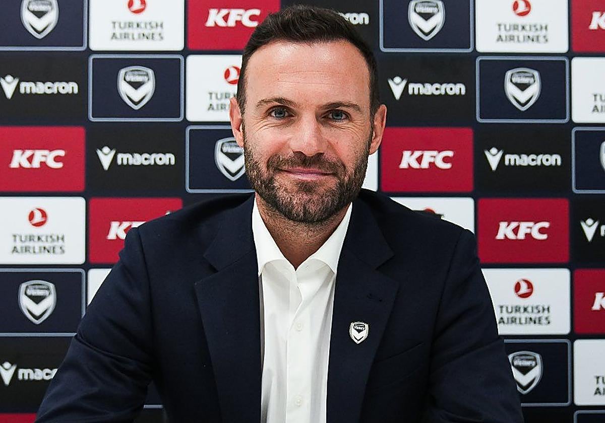 Juan Mata, firmando su contrato con el Melbourne Victory.