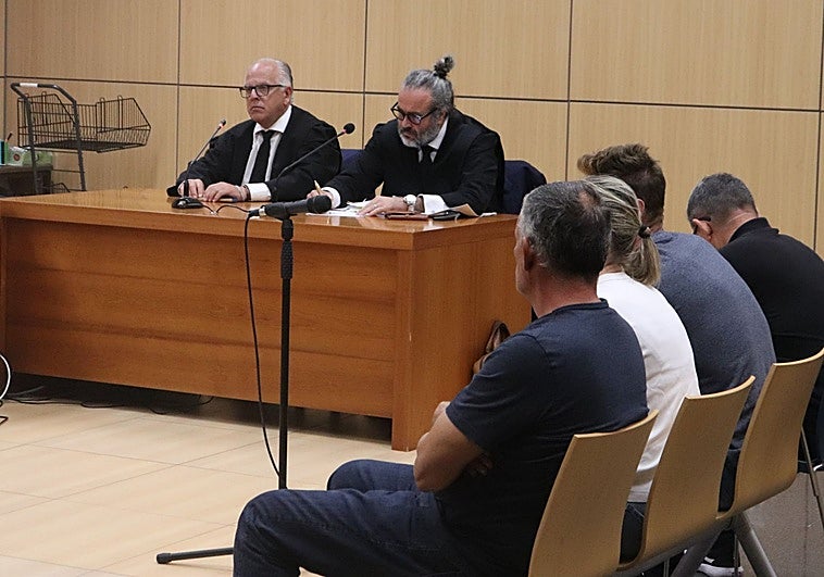 Los cuatro acusados de contrabando de tabaco juzgados en la Audiencia Provincial de Valencia.