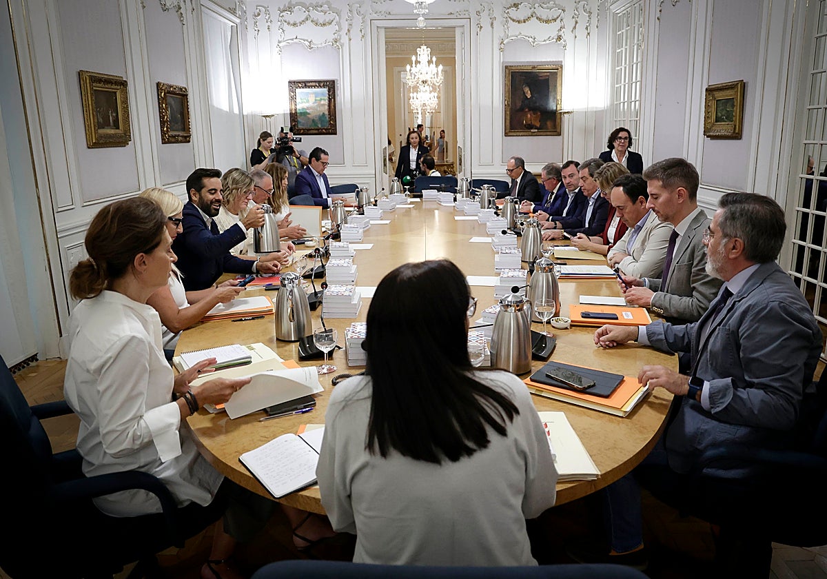 Mesa y Junta de Síndics en Les Corts.