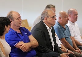 Sergio Blasco, con americana, rodeado del resto de acusados.