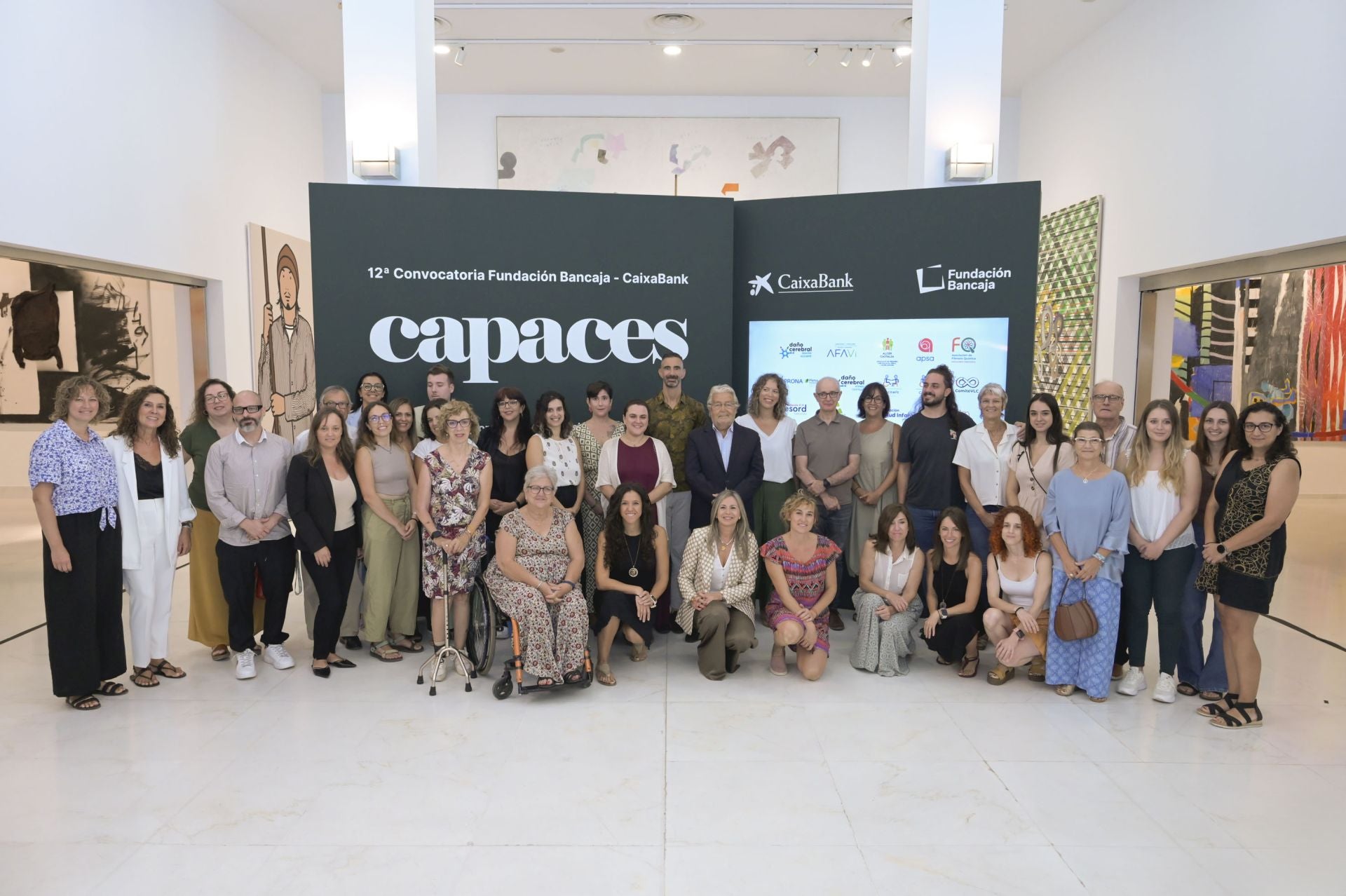 Responsables de Fundación Bancaja y CaixaBank con los representantes de las entidades beneficiarias.