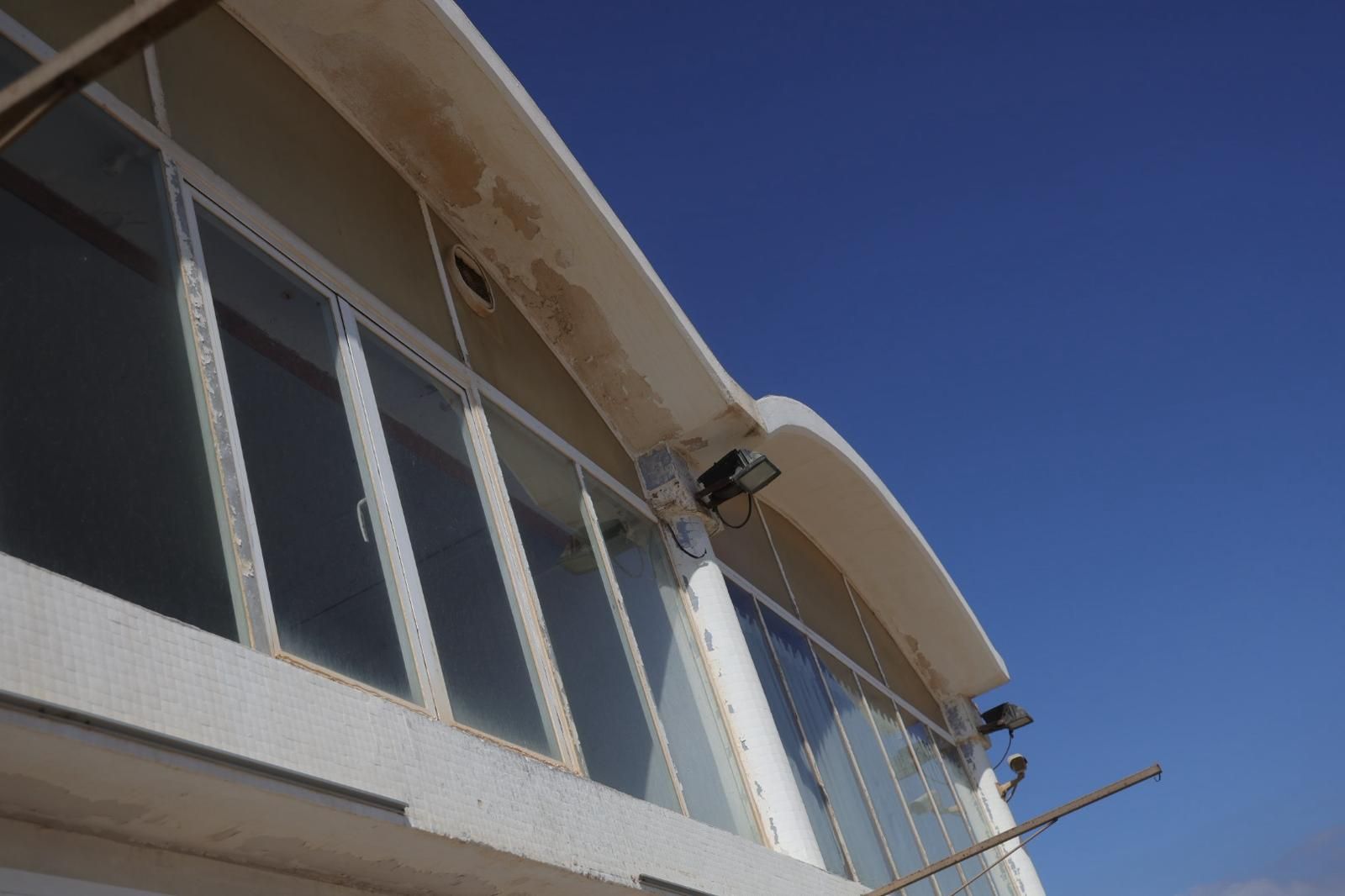 Los chiringuitos de la Malvarrosa se preparan para el derribo