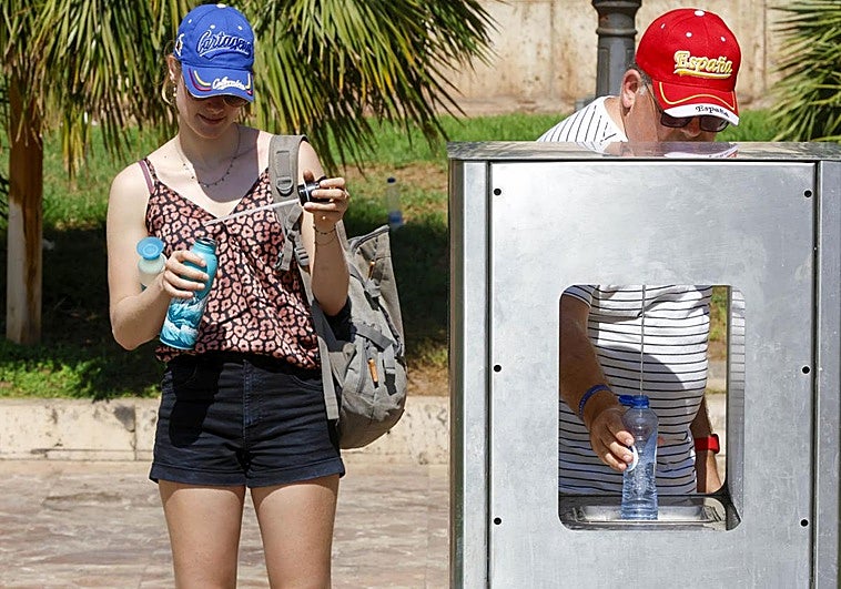 Turistas buscan las fuentes de Valencia como remedio al sofocante calor.