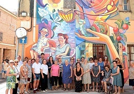 El artista Iván Tortajada, la alcaldesa de Valencia, María José Catalá , y la pedánea, Carmen Barat, con los vecinos y protagonistas del mural.