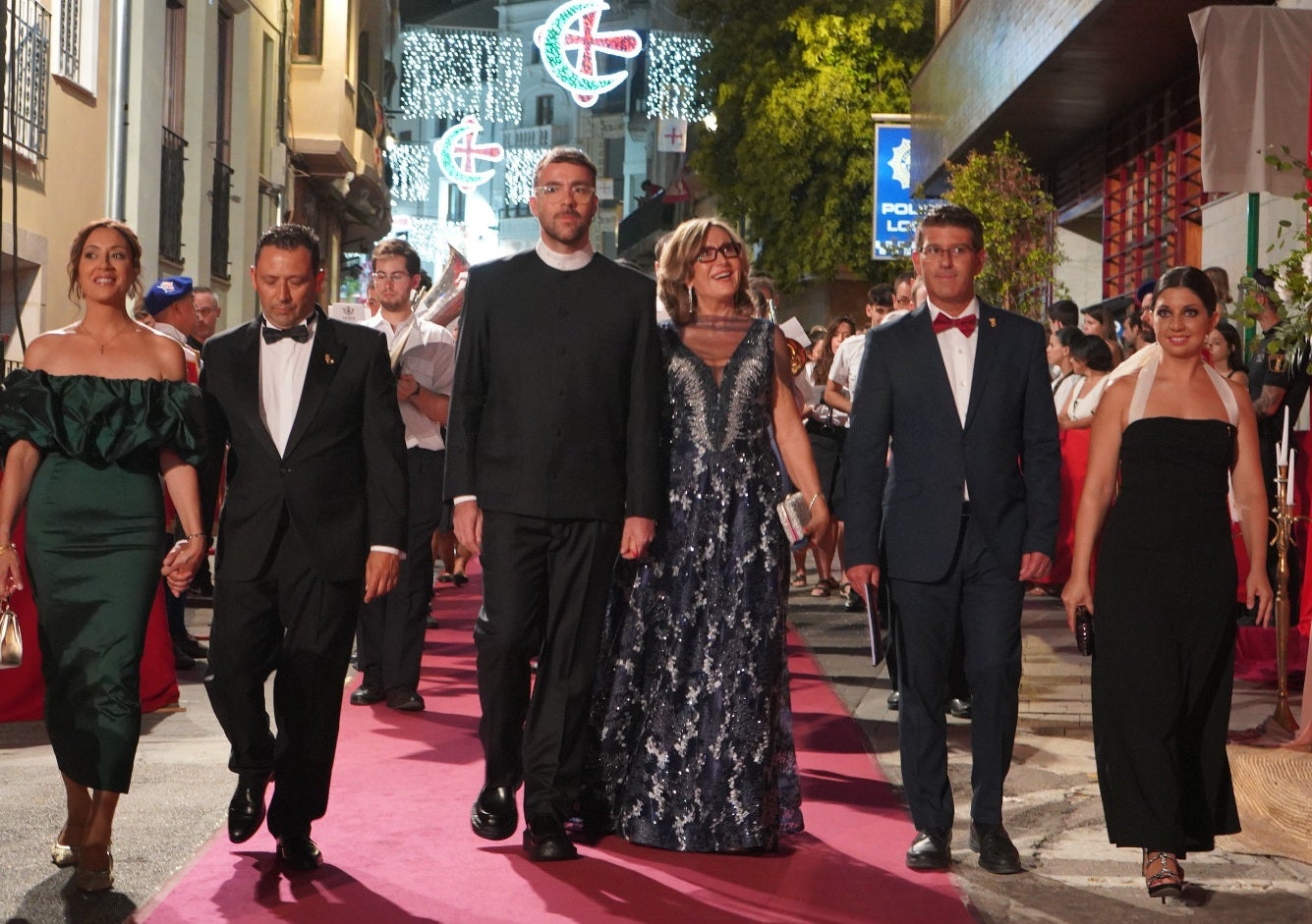 Marcos Morau, en el centro, durante las fiestas de Moros y Cristianos de las que fue pregonero.