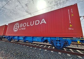 Contenedor de Boluda trasladado por vía ferroviaria.