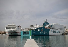 Un buque de Balearia, en el puerto de Málaga.