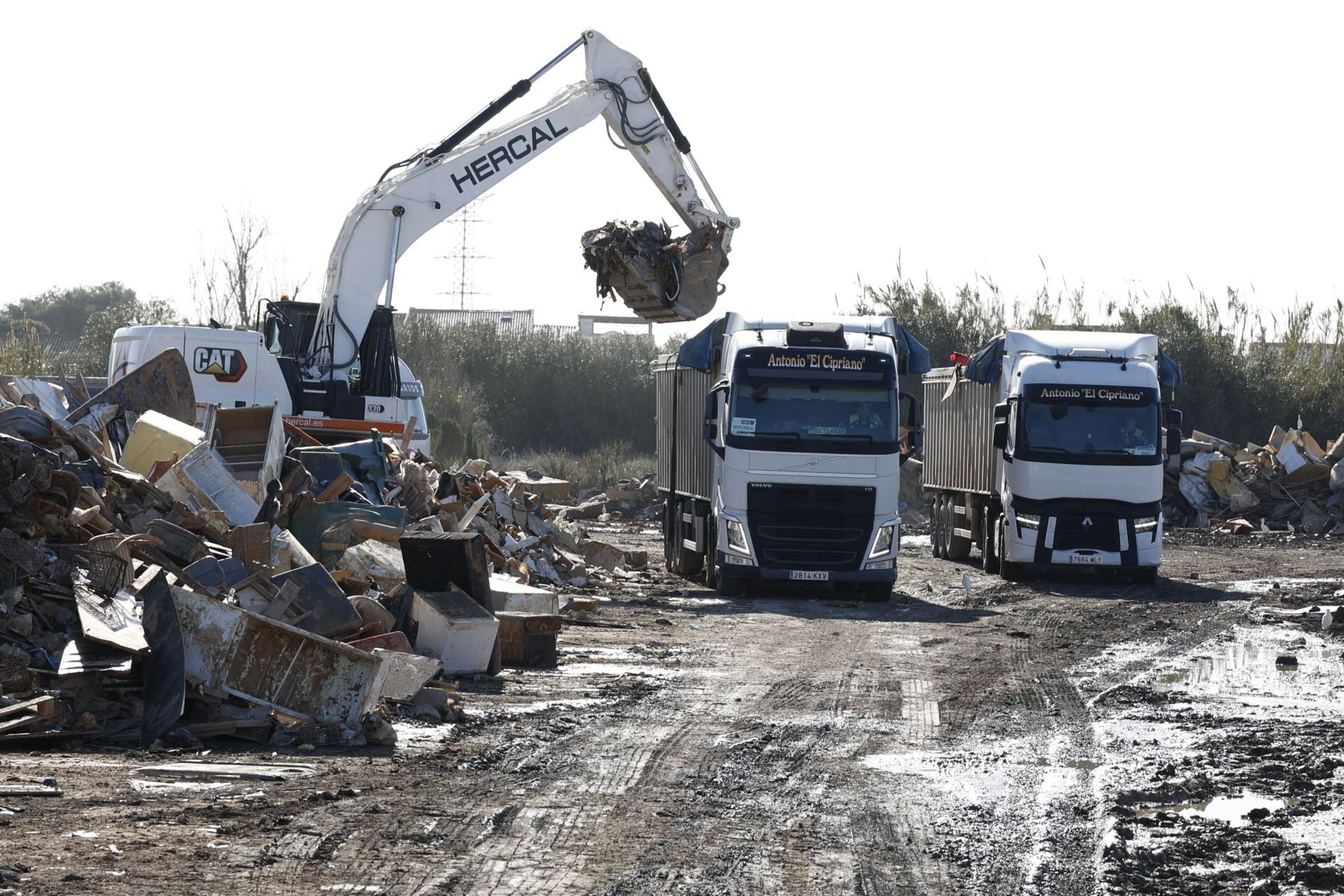 Uno de los vertederos que se crearon tras la dana.