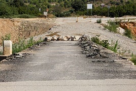 Puente de la calle Roll cortada a la espera de la demolición.