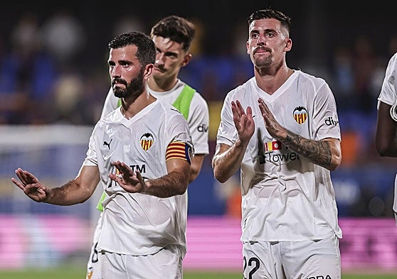 José Luis Gayà, Pepelu y Baptiste Santamaría, pidiendo perdón a los aficionados del Valencia tras la derrota ante el Barça.