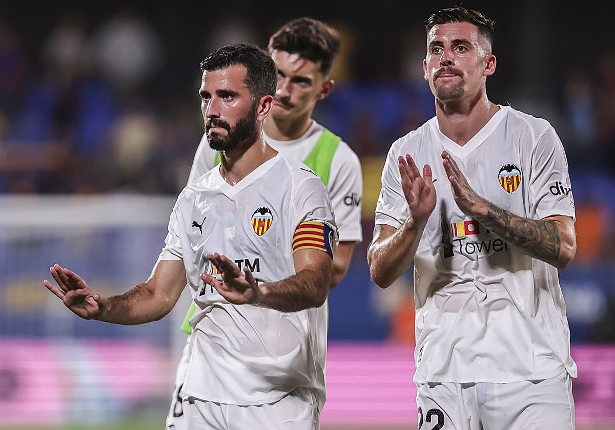 José Luis Gayà, Pepelu y Baptiste Santamaría, pidiendo perdón a los aficionados del Valencia tras la derrota ante el Barça.