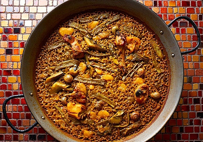 El conejo es ingrediente básico en la paella valenciana.