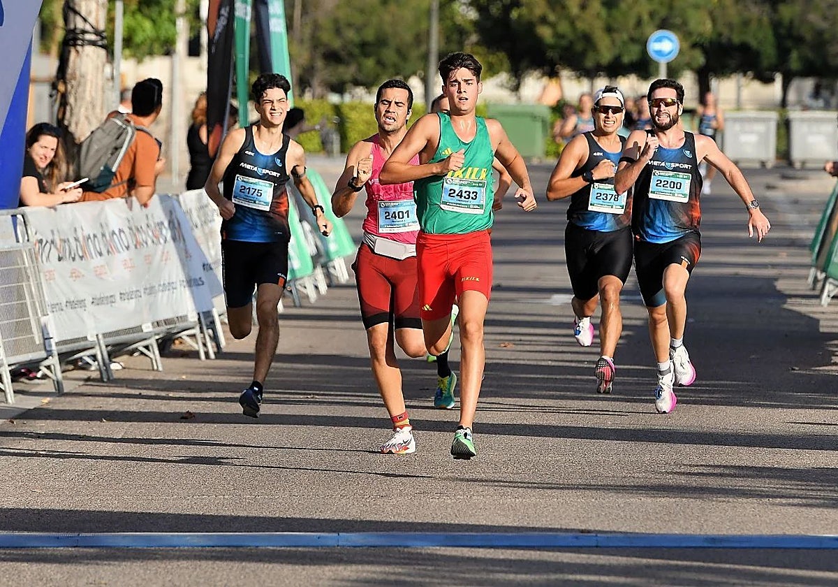 Participantes en la XLVII Volta a Peu als barris de Sant Marcel.li i Sant Isidre.