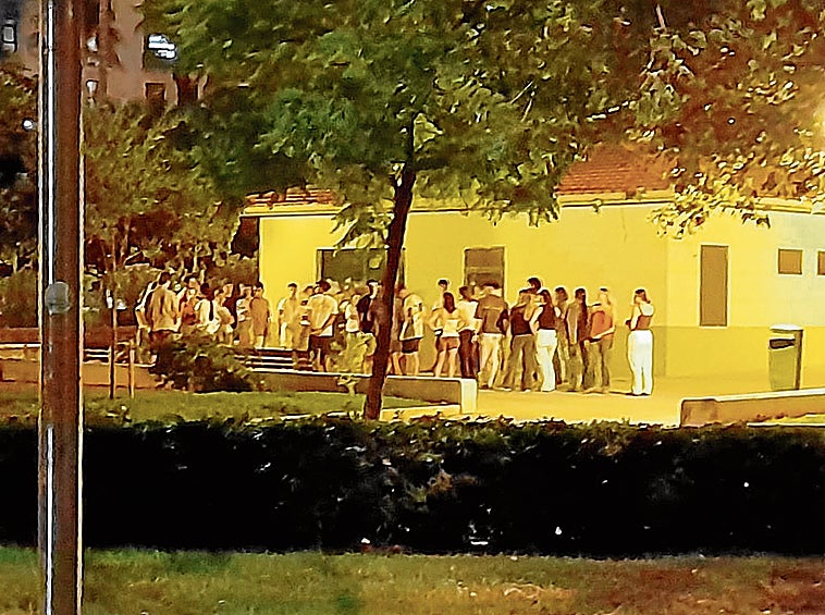 Un grupo de estudiantes, durante una reunión por la noche cerca del cementerio del Cabanyal.