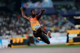 Lester Lescay, en uno de sus saltos.