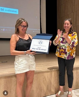 Entrega de la placa a la alcaldesa.