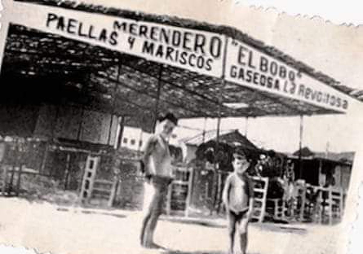Imagen principal - Local de El Bobo cuando estaba el merendero en la arena, saga familiar y foto antigua.