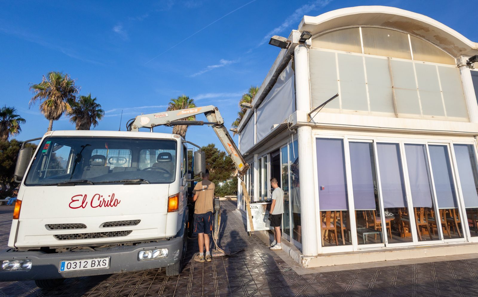 Los chiringuitos de la Malvarrosa se preparan para el derribo