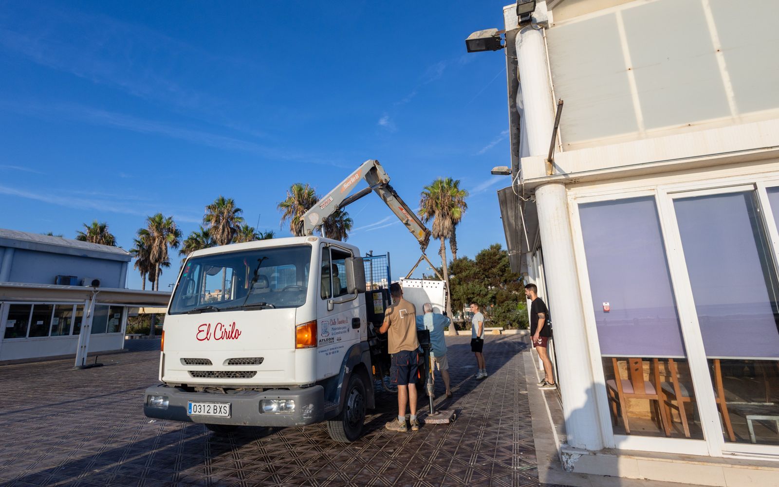 Los chiringuitos de la Malvarrosa se preparan para el derribo