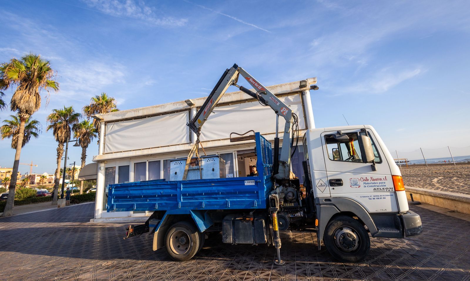 Los chiringuitos de la Malvarrosa se preparan para el derribo